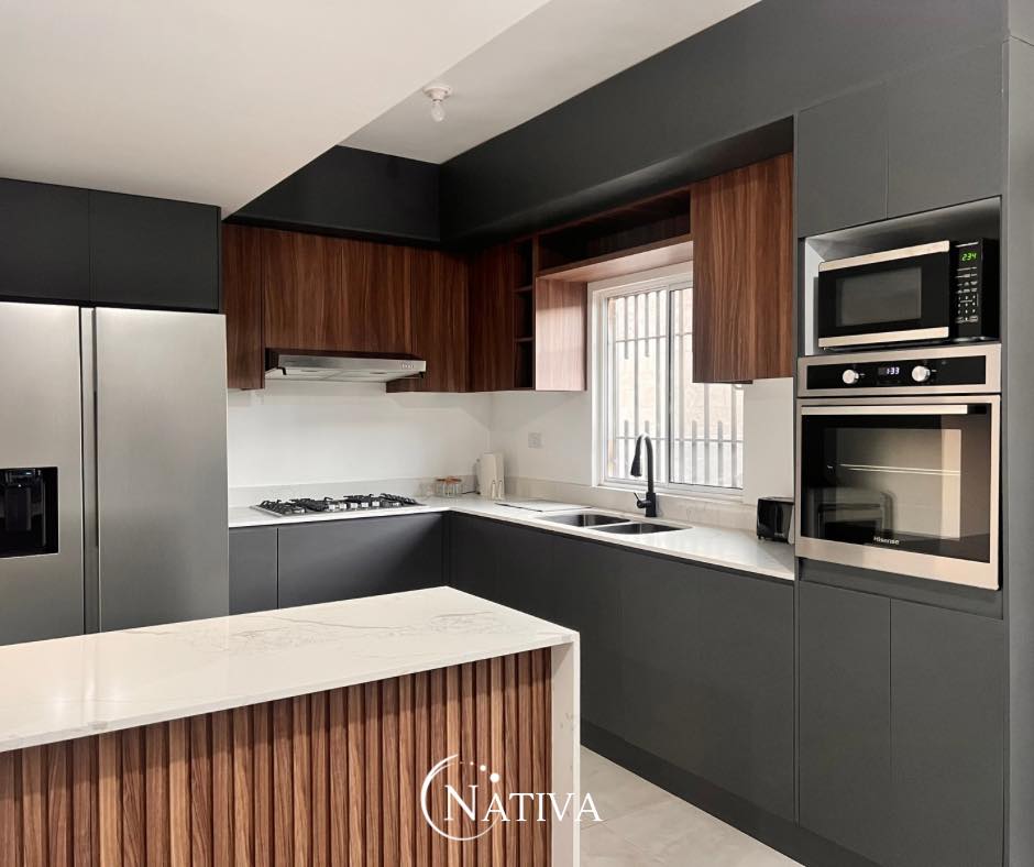 Cocina gris con mármol