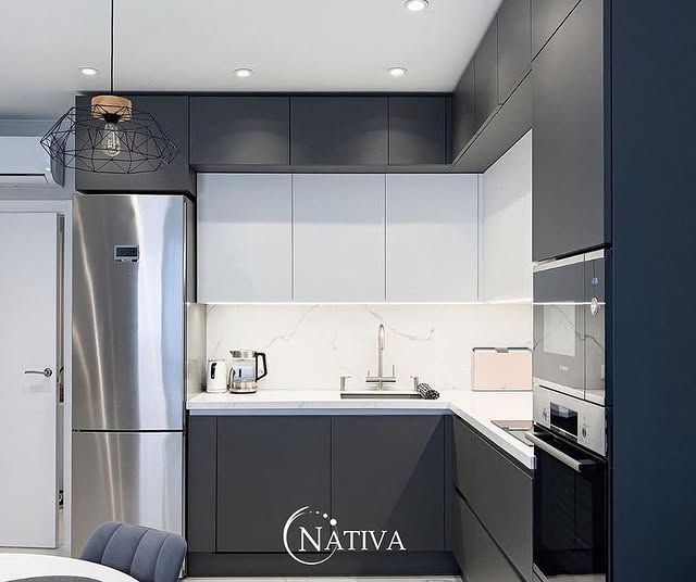 Cocina moderna bien iluminada