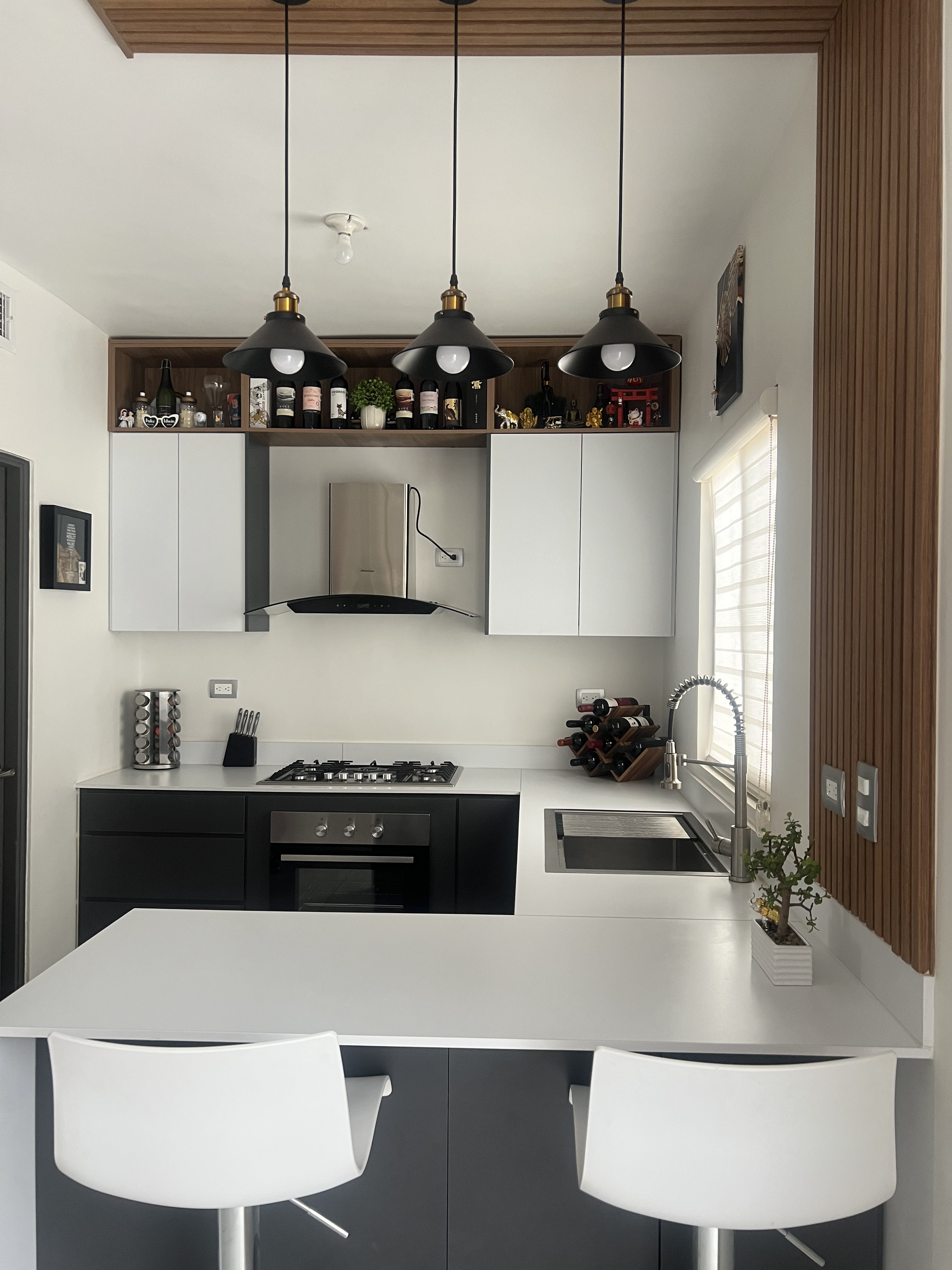 Cocina con isla iluminada